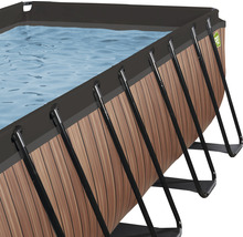 Detaljvy av en rektangulär pool med träutseende och svart ram