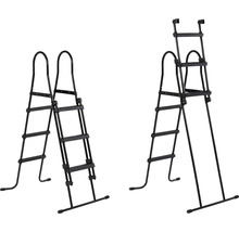 Två svarta poolstegar mot en ljus bakgrund.