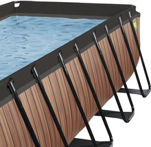 Detaljvy av en framepool med träutseende och stålram