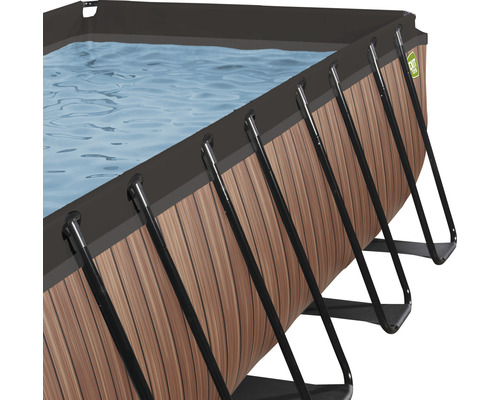 Detaljvy av en rektangulär pool med trälook och svarta stålstöttor.