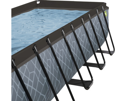 Rektangulär pool med stålram och vatten