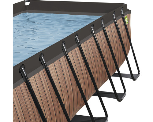 Detalj av en rektangulär pool med träutseende och stålram