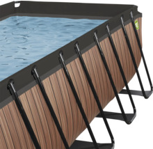 Detaljvy av en rektangulär pool ovan mark med träutseende och stålram