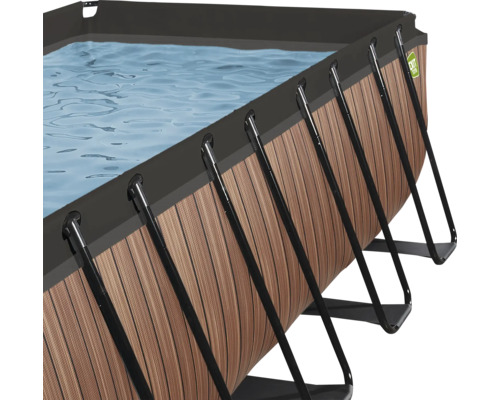 Detaljvy av en rektangulär pool ovan mark med träutseende och stålram