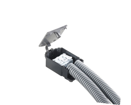 Installationsbox med två flexibla rör och öppet lock