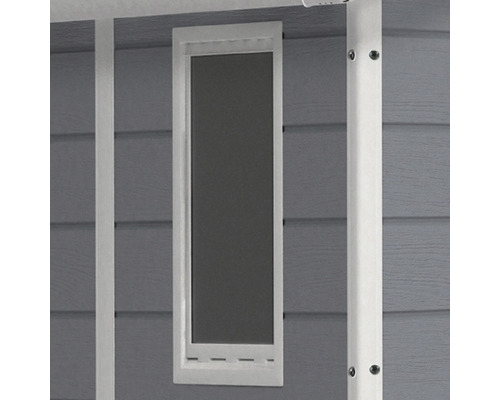 Detaljvy av ett fönster i ett trädgårdshus