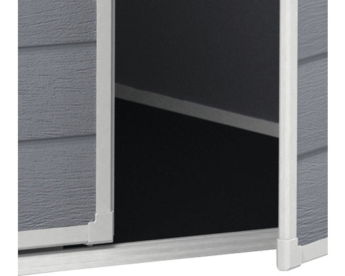 Detaljvy av ett trädgårdsskjul med öppen dörr