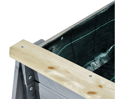 Detaljvy av en upphöjd rabatt med skyddande fleece