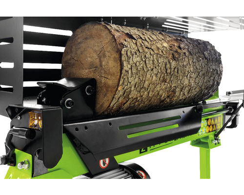 Vedklyv med en träbit