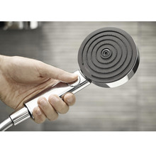 Hand håller duschhuvud med olika stråltyper