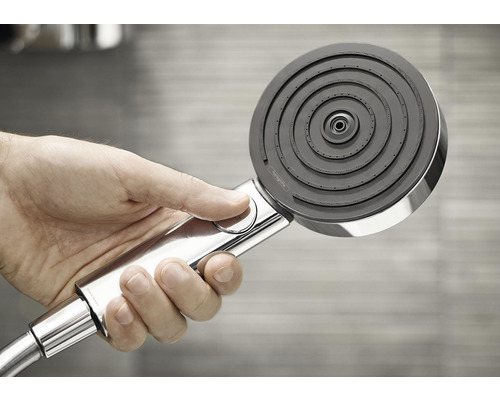 Hand håller duschhuvud med olika stråltyper