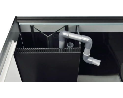 Invändig vy av ett akvarium med rör och filtersystem.