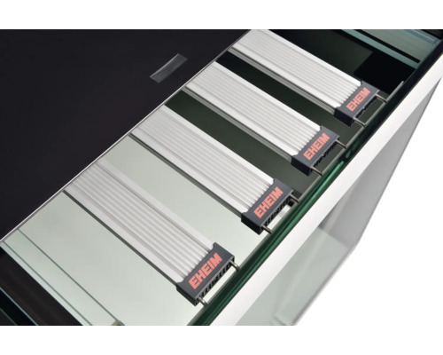 Akvarium med Eheim-logotyp och belysning