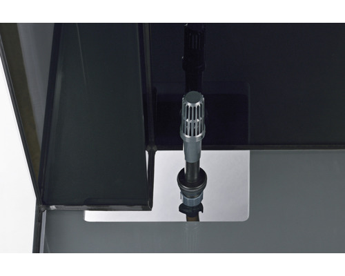 Invändig vy av ett akvarium med filter och slanganslutning