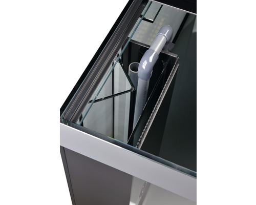 Detaljvy av ett akvarium med filtersystem och PVC-rör.