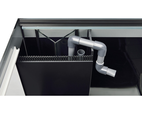 Interiör av ett akvarium med filtersystem och rör