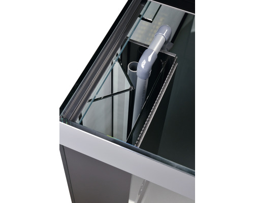 Inre vy av ett akvarium med filtersystem