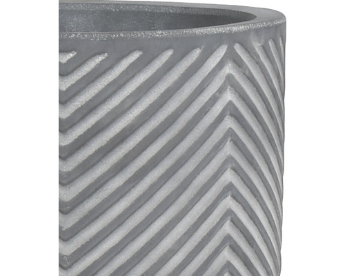 Detaljbild av en grå växtvas med sicksackmönster