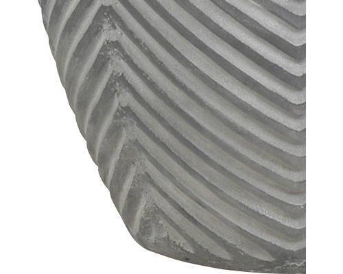 Närbild av en grå vas med räfflad struktur