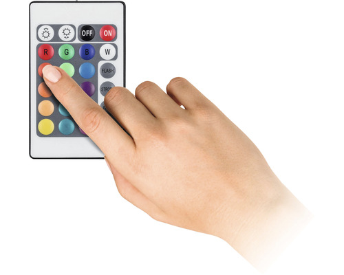 En hand använder en fjärrkontroll för belysning.