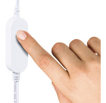 Finger trycker på vit strömbrytare