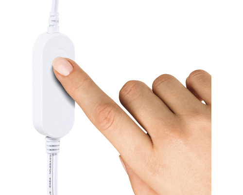 Finger trycker på vit strömbrytare