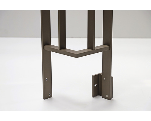 Detaljvy av ett metallstängselelement med fästhål