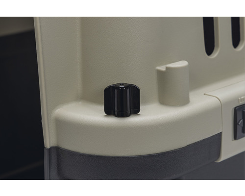 Detaljvy av ett svart vridlås på en hundtransportbur