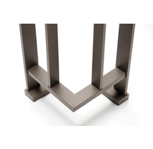 Detaljvy av ett metallbord med rektangulära ben och en förstärkt konstruktion