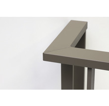 Detaljbild av ett metallräcke