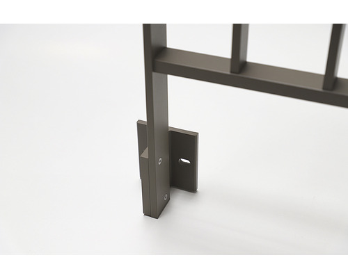 Detaljvy av metallräcke med fästelement