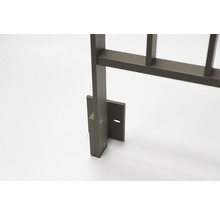 Detaljvy av en metallstaketstolpe med fästelement