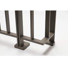 Detaljvy av ett metallstängsel