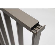 Detaljvy av ett metallstaket med skruvar