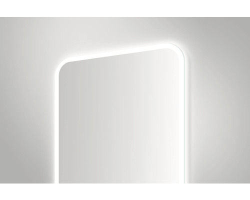 Rektangulär spegel med rundade hörn och LED-belysning