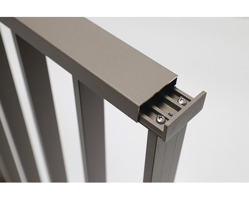 Närbild av en balustrad med aluminiumstolpar och skruvar