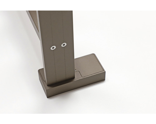 Detaljvy av ett terrassöverdrag med skruvar