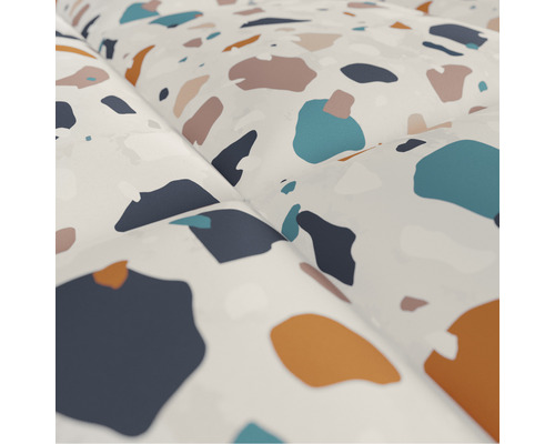 Detaljvy av en quiltad dyna med abstrakt mönster