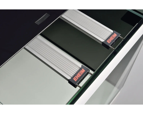 Akvarium med EHEIM logotyp och belysning