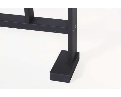 Detaljvy av en svart metallskärmstängselstolpe med fot