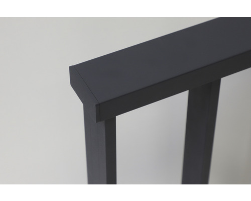 Detaljvy av en metallreling.