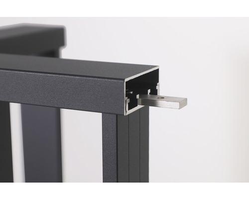 Detaljvy av ett stängselelement med aluminiumprofil och anslutningsstycke.