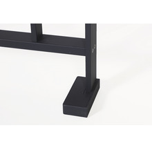 Detaljvy av en svart metallkonstruktion med rektangulär bas.