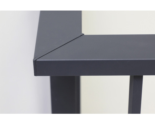 Detaljvy av metallräcke med hörnfog