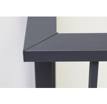 Detaljbild av ett svart metallstängselhörn.