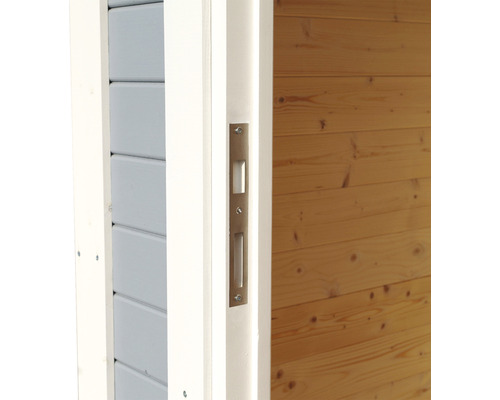 Detaljvy av en skjutdörr med infällt metallhandtag i en trädörr