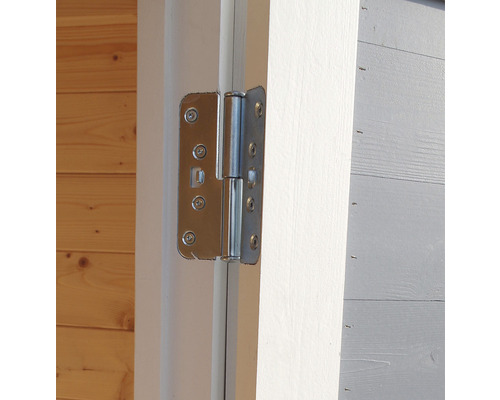 Närbild av ett dörrgångjärn av metall på en trädörr