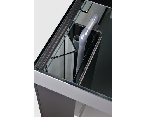 Detaljvy av ett akvarium med filtersystem och rör