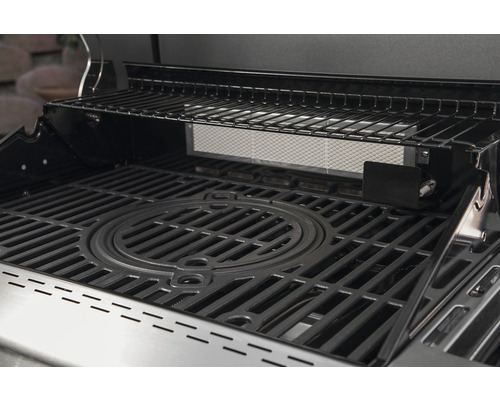 Insidan av en gasolgrill med grillgaller och varmhållningsgaller