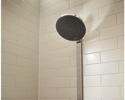 Duschmunstycke på en kakelvägg